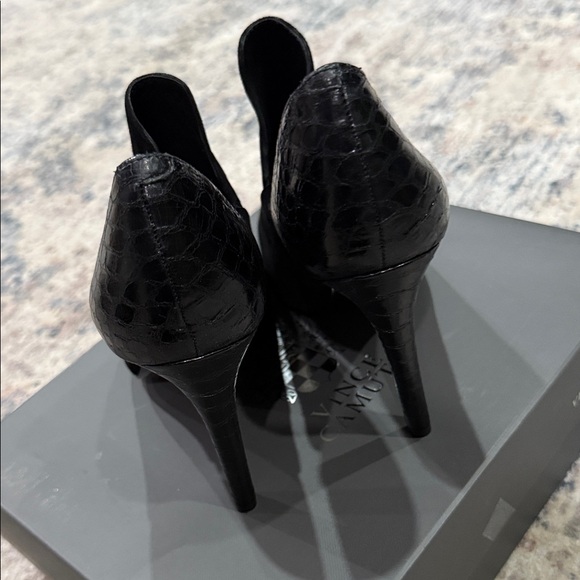 Vince Camuto Suede Peep-Toe High Heel Booties size 9.5 New in box - Picture 5 of 6